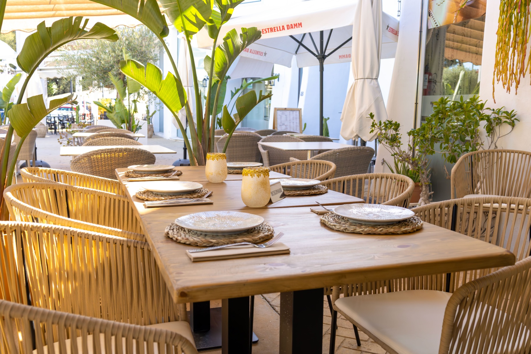 Terrace dining with banana plants at Temblor Moraira