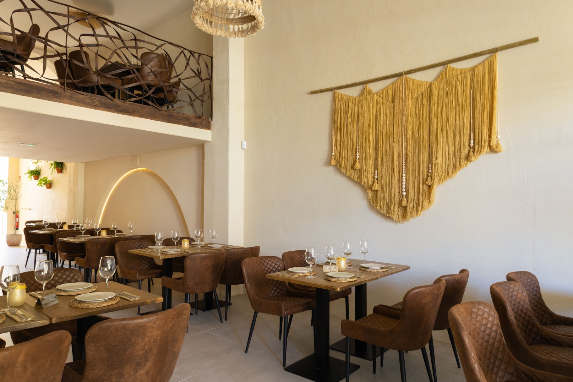 Dining room with macramé wall at Temblor Moraira